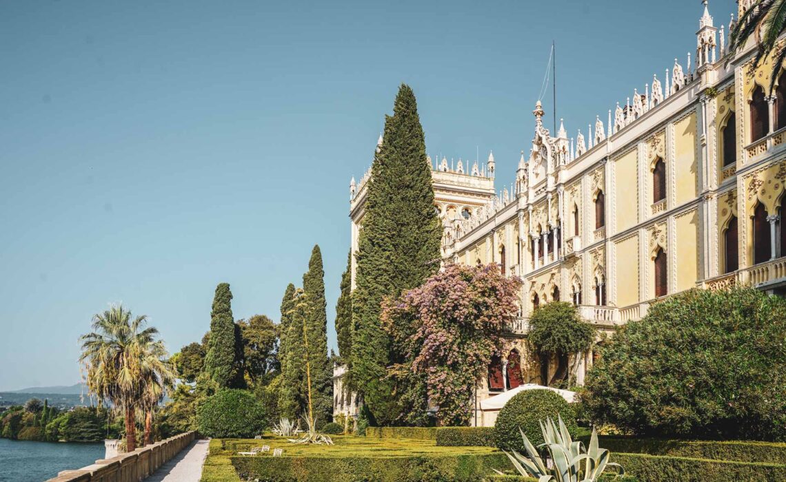 240903-Italien-Reisetipps-Gardasee-Sehenswuerdigkeiten-Isola-del-Garda-Villa-Borghese-Cavazza-Garten-1920x1280