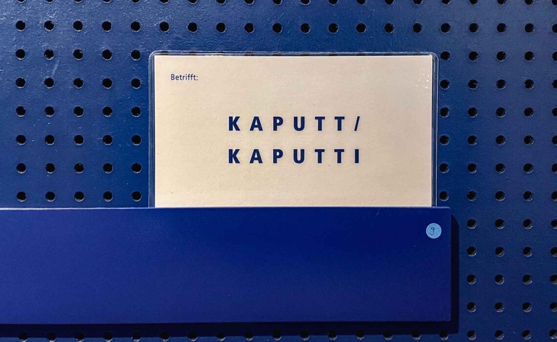 230430-Kommunikationsmuseum-Nuernberg-Schild-Sprachkarte-kaputt-blau-1280x1920