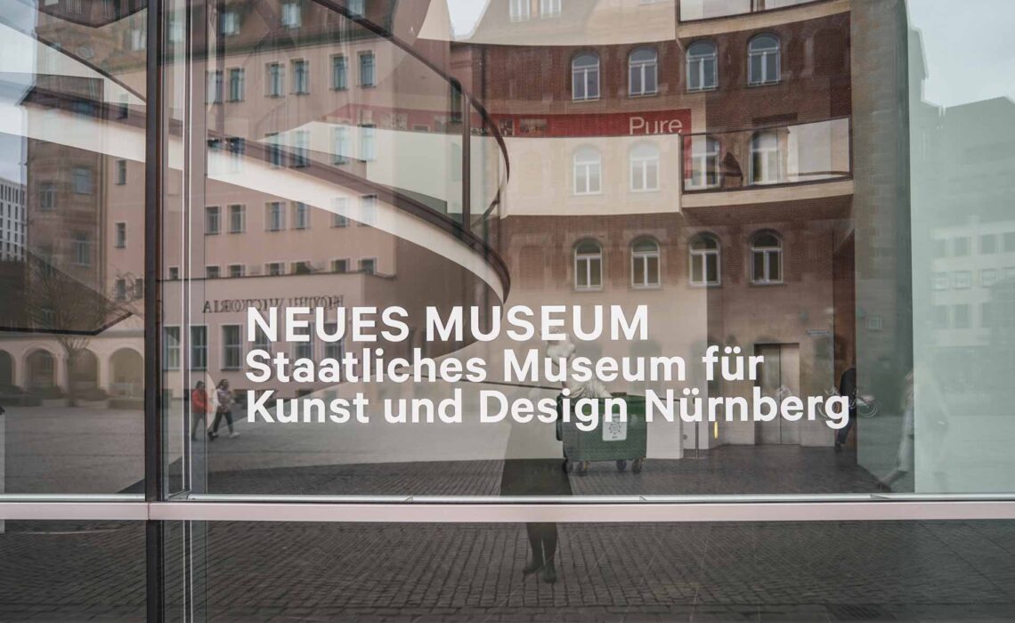 240217-Neues-Museum-Nuernberg-Glasfenster-Schriftzug-weiss-1280x1920
