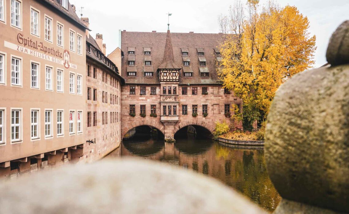 241023-Nuernberg-Heilig-Geist-Spital-Museumsbruecke-Pegnitz-Herbst-1920x1280