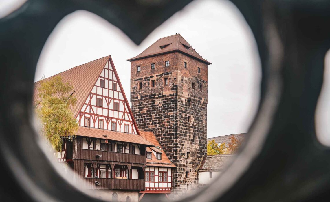 241023-Nuernberg-Weinstadel-Fachwerkhaus-Ausschnitt-Gelaender-Maxbruecke-Herbst-1920x1280
