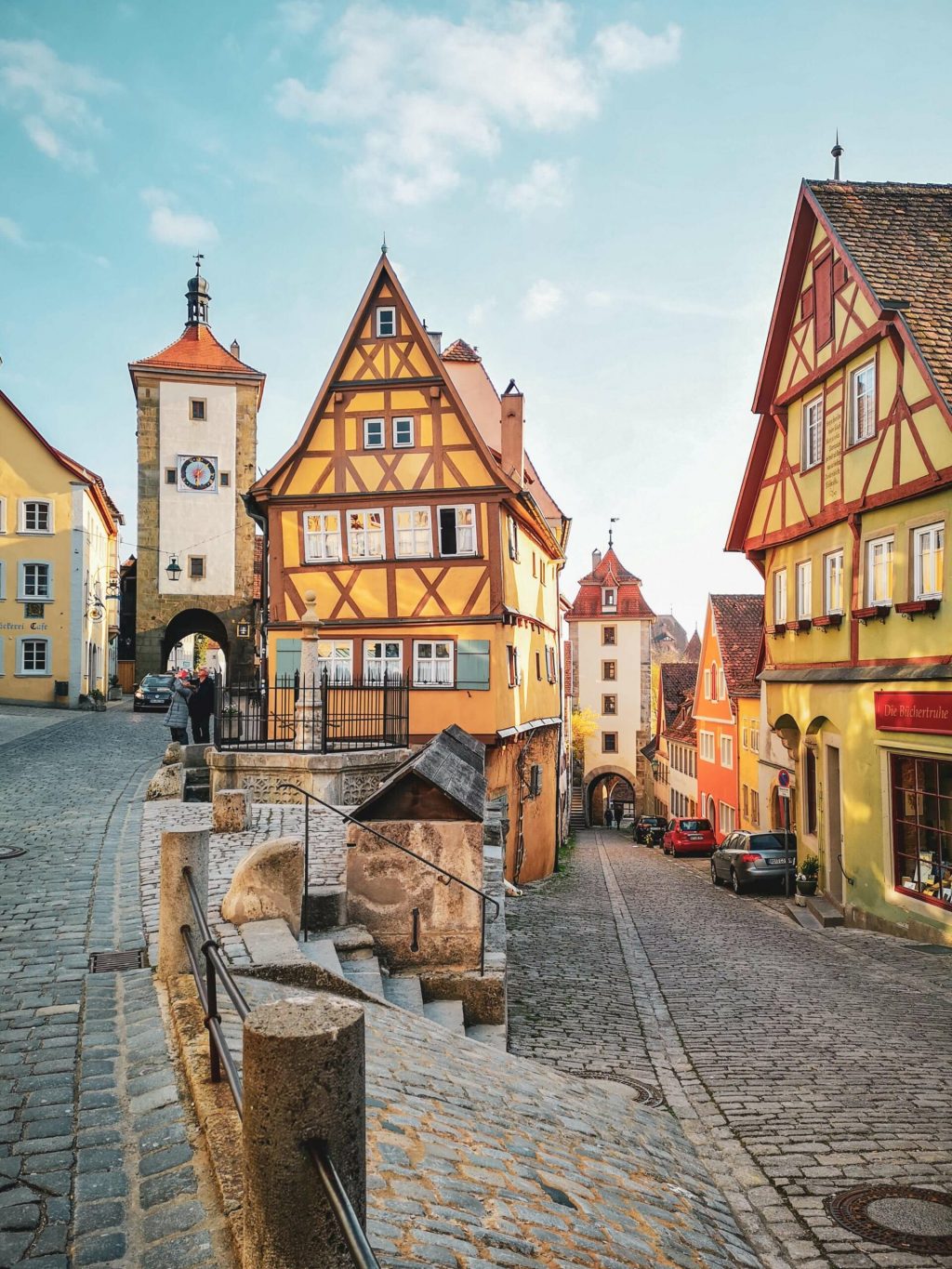 Das Ploenlein in Rothenburg ob der Tauber mit Stadttor und Fachwerkhaeusern